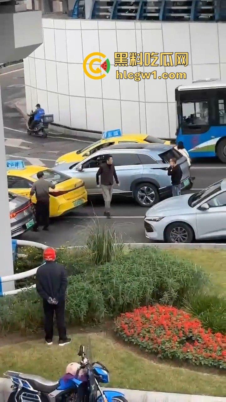 重庆沙坪坝黄色法拉利剐蹭私家车不算，还把车主揍得满地找牙！-5