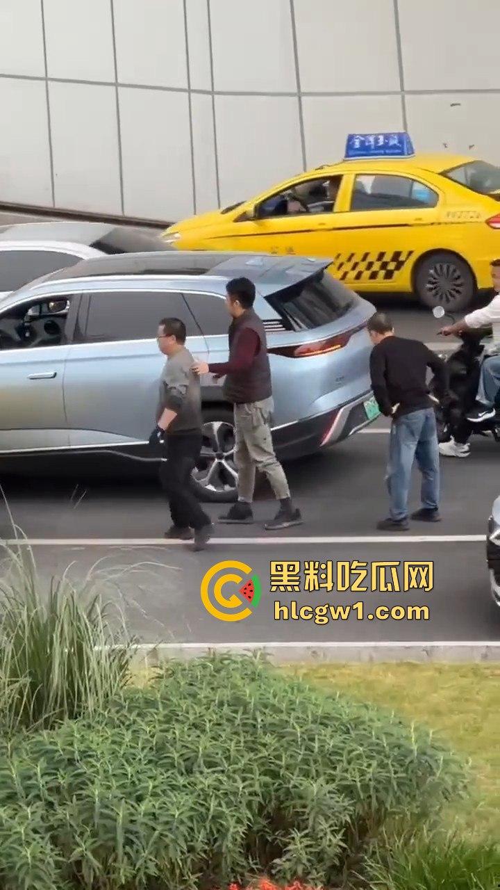 重庆沙坪坝黄色法拉利剐蹭私家车不算，还把车主揍得满地找牙！-9
