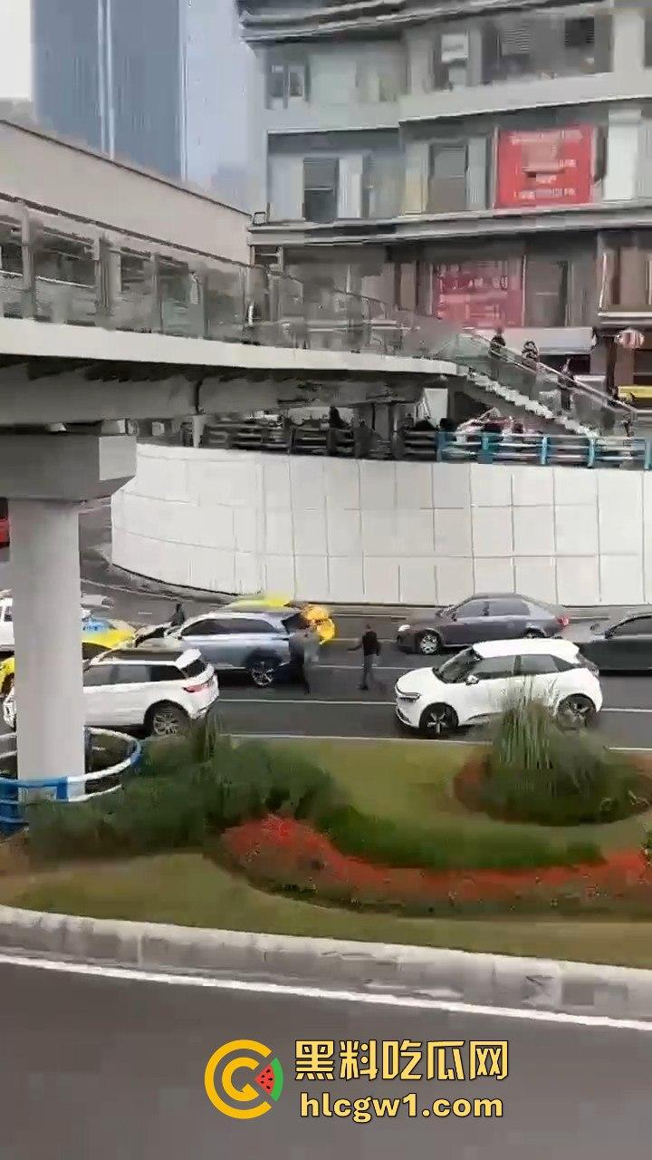 重庆沙坪坝黄色法拉利剐蹭私家车不算，还把车主揍得满地找牙！-10