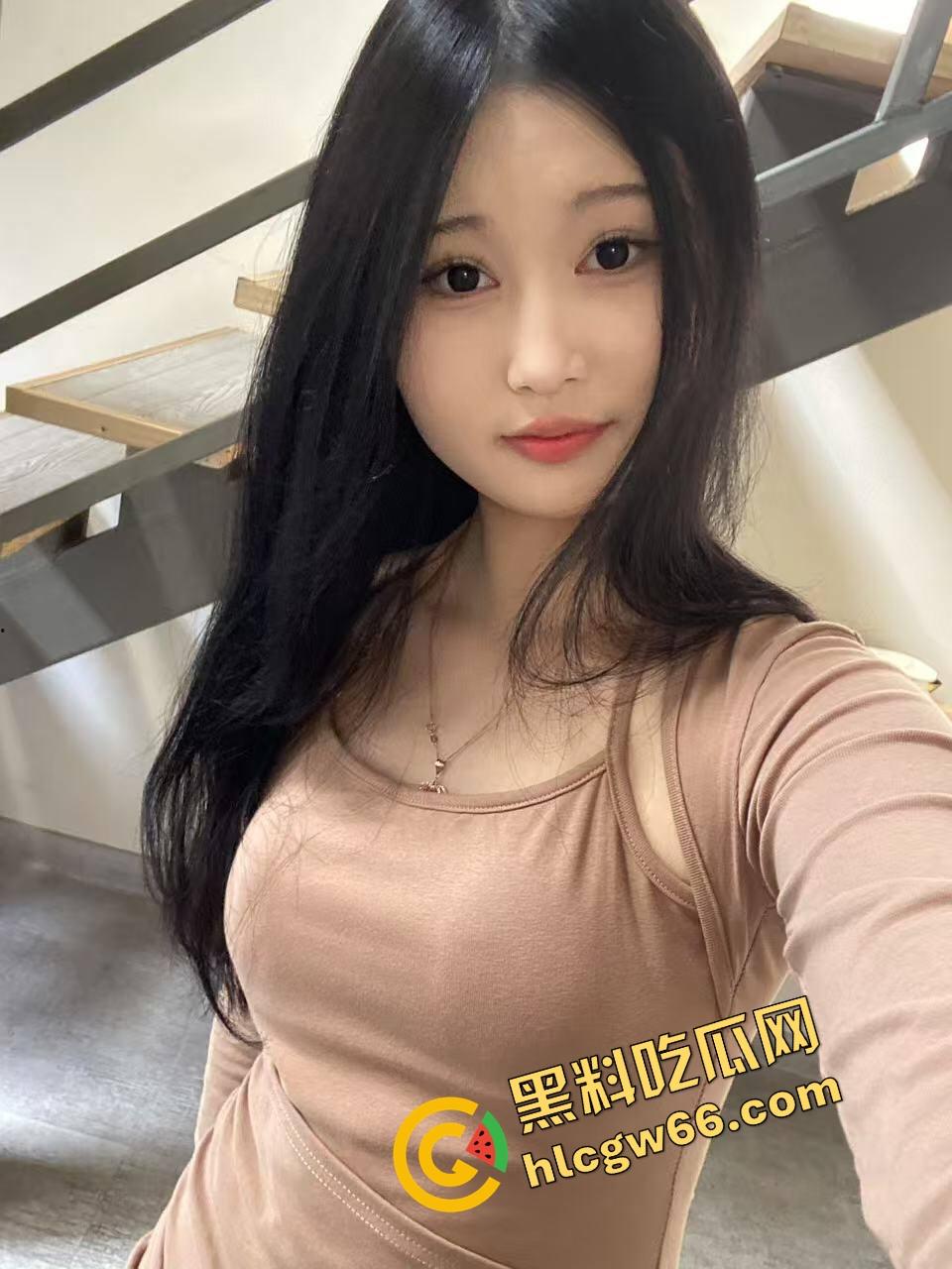 山西淫女『李璐』趁男友出差偷操亲弟弟，无套爆插潮喷喷水，全身润到滴水，小穴蹭蹭阴蒂就喷了三次！-1