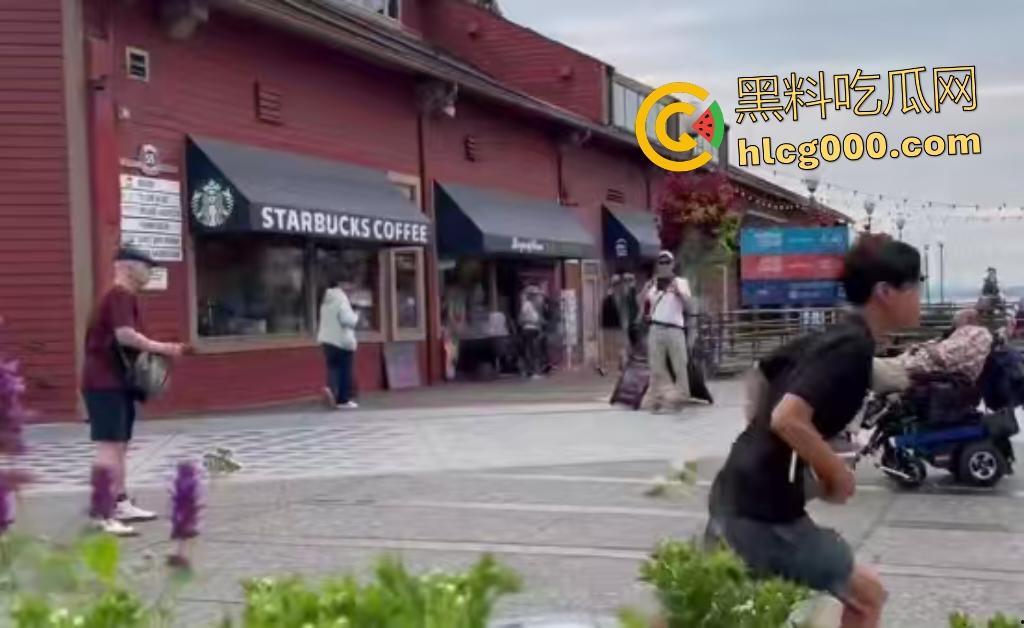 西雅图街头轮椅男持刀挑衅，谁料对方竟有手枪，直接被突突，血溅阿拉斯加路！-6