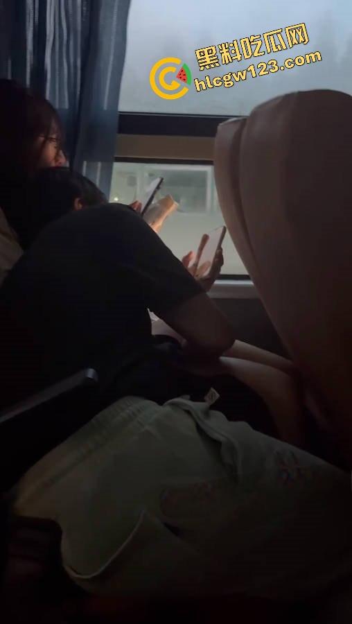 客车活春宫？情侣当众激情上演，男友全程抠到逼啪啪啪，水流不止纸巾都擦不干，乘客捂眼捂耳都不够！-8