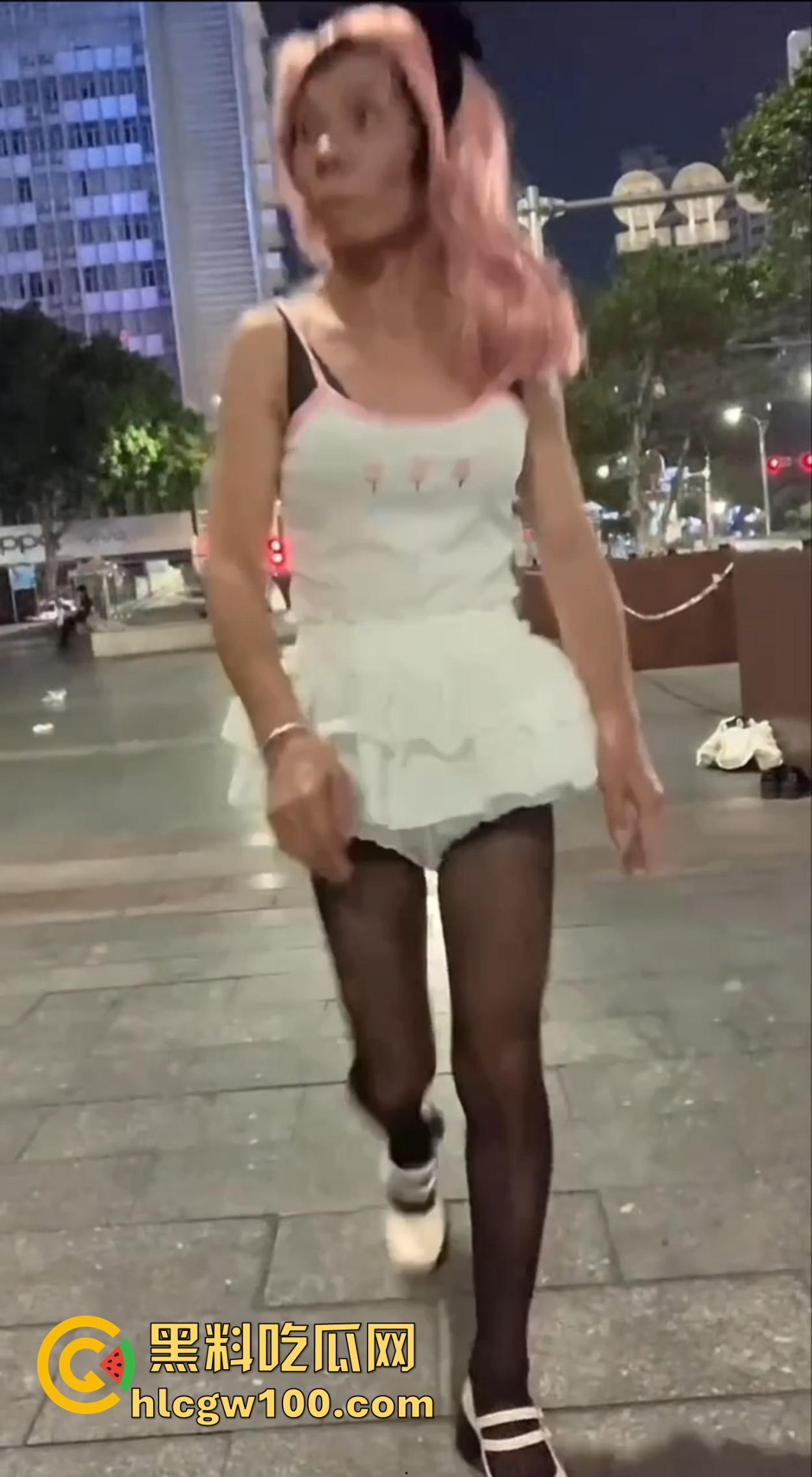 麦当劳门口深夜骚动，六旬大爷黑丝短裙深夜热舞震惊全网，粉发短裙辣眼睛，这套餐真难下嘴谁吃得下这道硬菜？-1