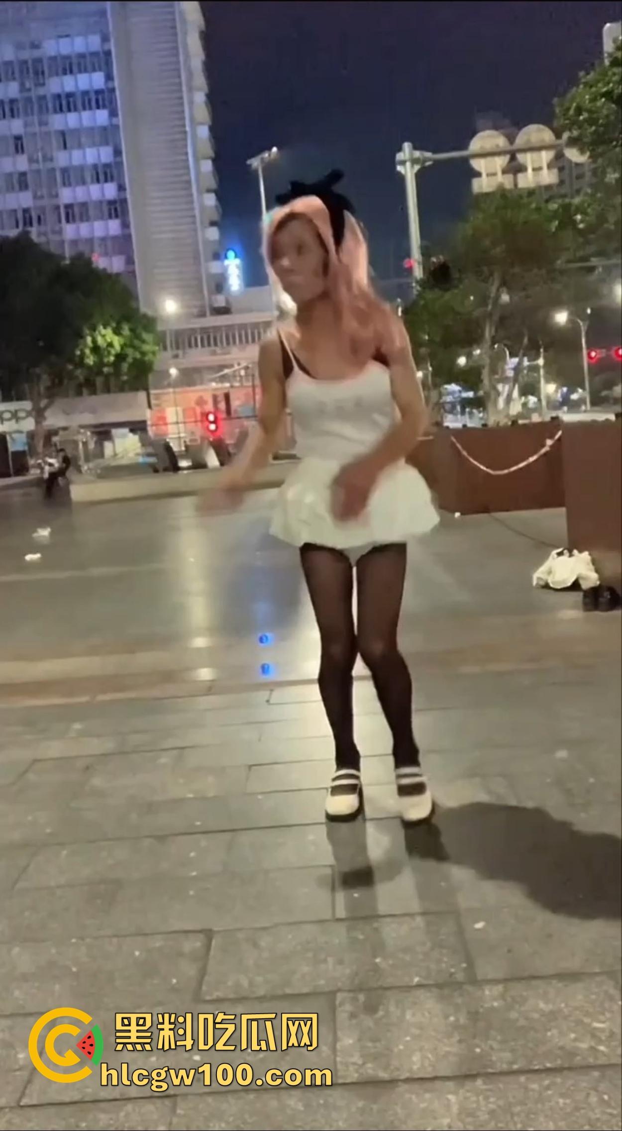 麦当劳门口深夜骚动，六旬大爷黑丝短裙深夜热舞震惊全网，粉发短裙辣眼睛，这套餐真难下嘴谁吃得下这道硬菜？-2