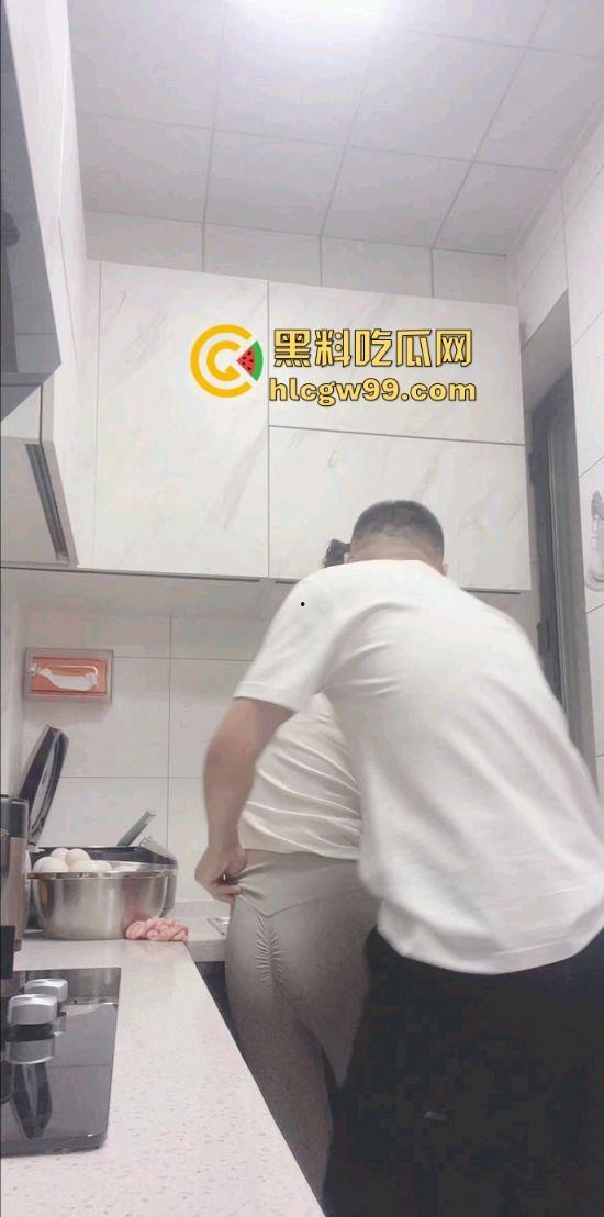 好吃不如饺子，好玩不过嫂子，厨房里得禁忌诱惑，极品瑜伽嫂子和小叔在大哥出差时激情四射，一炮直接上天！-6