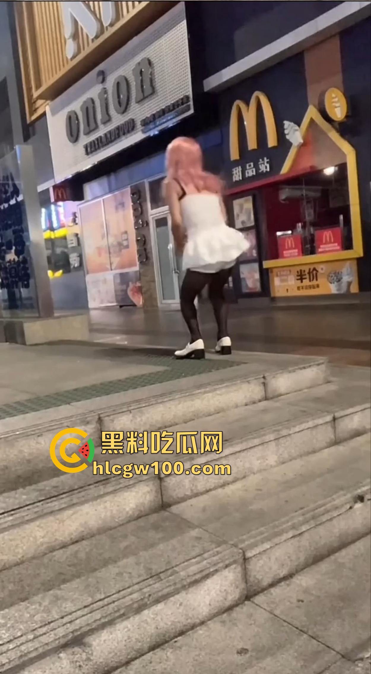 麦当劳门口深夜骚动，六旬大爷黑丝短裙深夜热舞震惊全网，粉发短裙辣眼睛，这套餐真难下嘴谁吃得下这道硬菜？-13