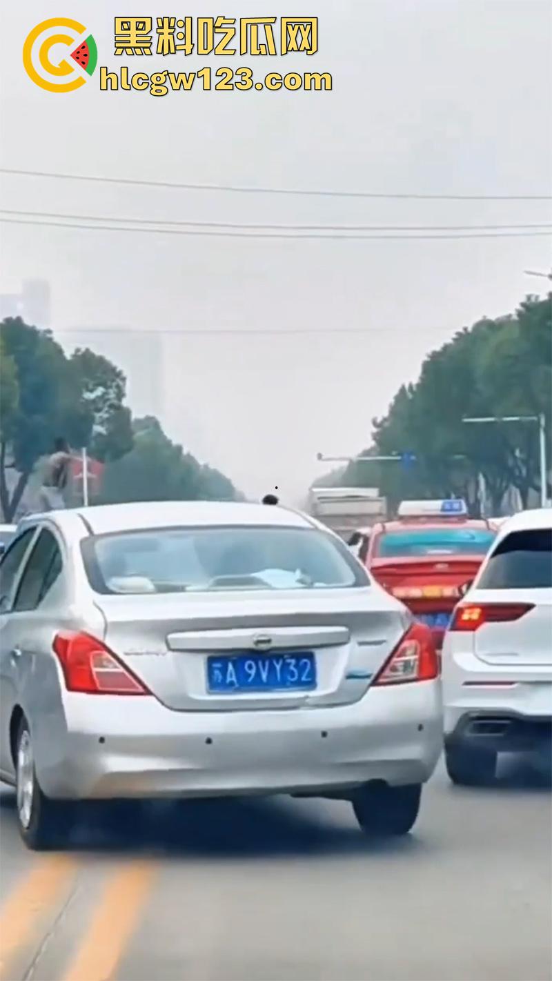 河南信阳纹身小伙，吸毒后当街疯狂砸车警车也不放过，叔叔都是见过大场面的完全不慌！-1