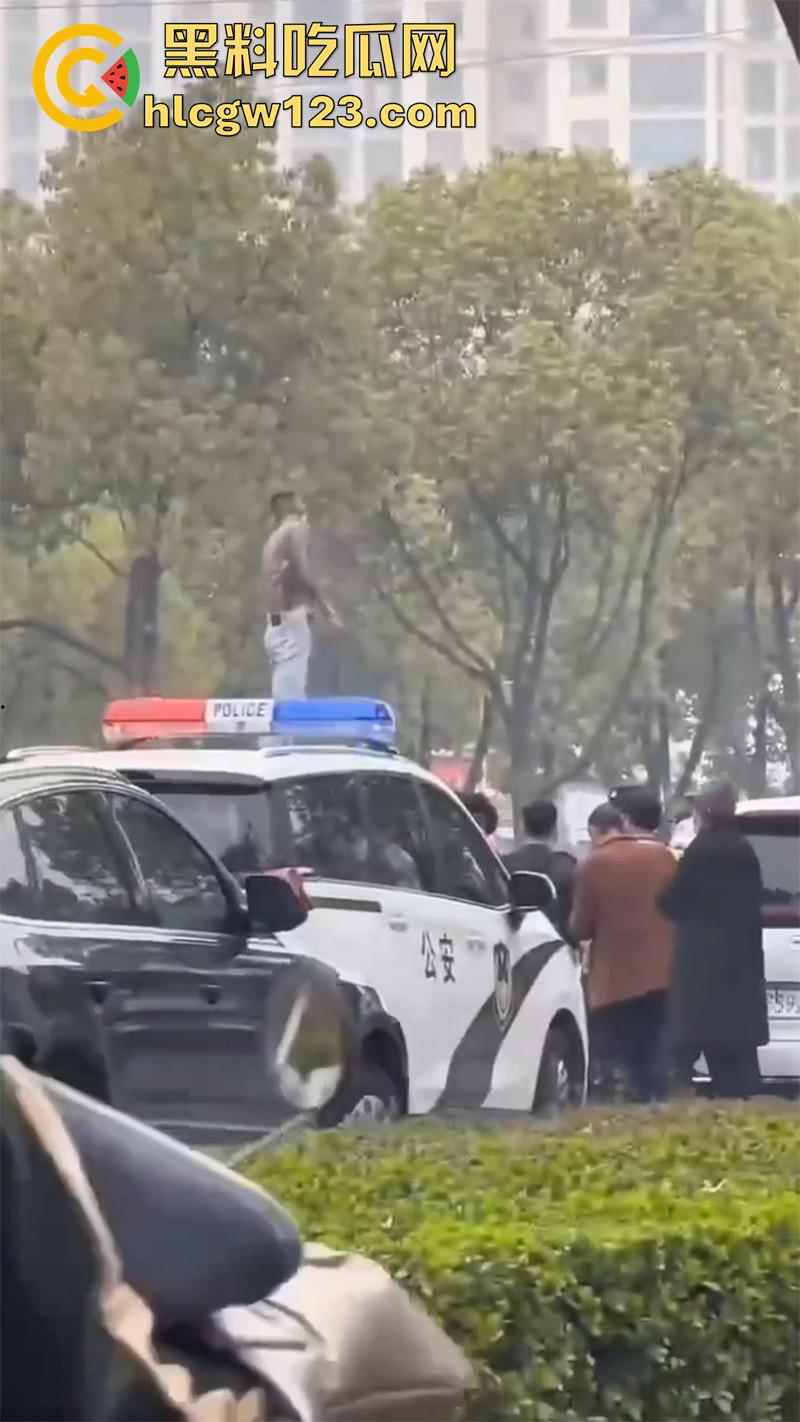 河南信阳纹身小伙，吸毒后当街疯狂砸车警车也不放过，叔叔都是见过大场面的完全不慌！-2