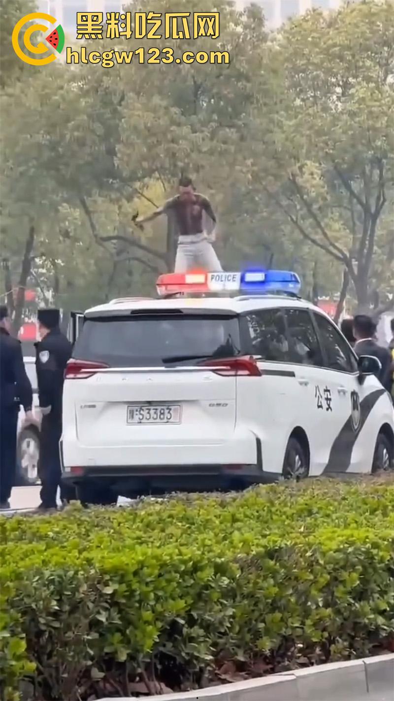 河南信阳纹身小伙，吸毒后当街疯狂砸车警车也不放过，叔叔都是见过大场面的完全不慌！-3