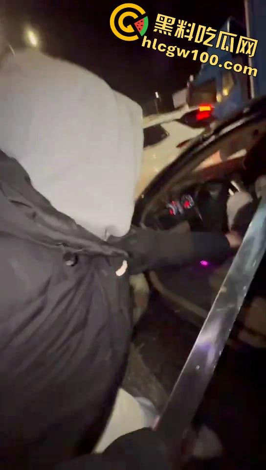 真人版罪恶都市！大马路沦为“死亡角斗场”，仇家飙车怒撞，一米多长“索命”刀狂舞-12