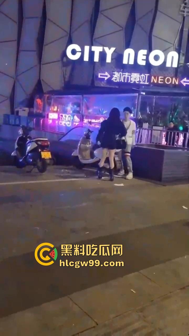 集美饭吃了东西买了酒喝了，最后一句我要跟闺蜜回家？兄弟直接西格玛男人觉醒，这到嘴得鸭子还能飞了？-3