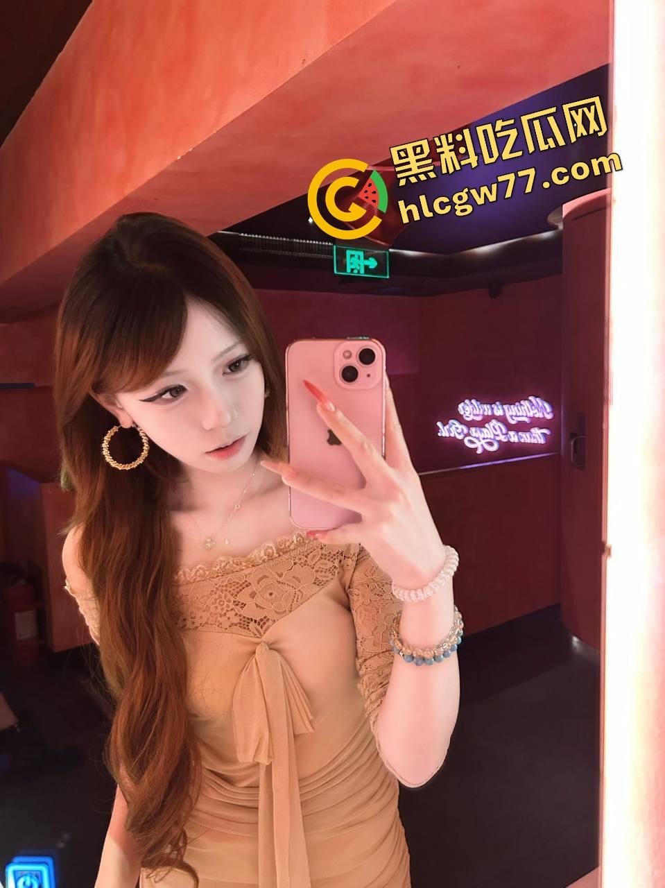 舔了半年公司女同事『周倩瑶』结果人家晚上骑着大屌浪到喷水，白天装清高晚上喂精！-2